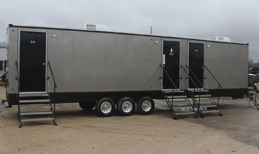 36' RESTROOM TRAILER #610